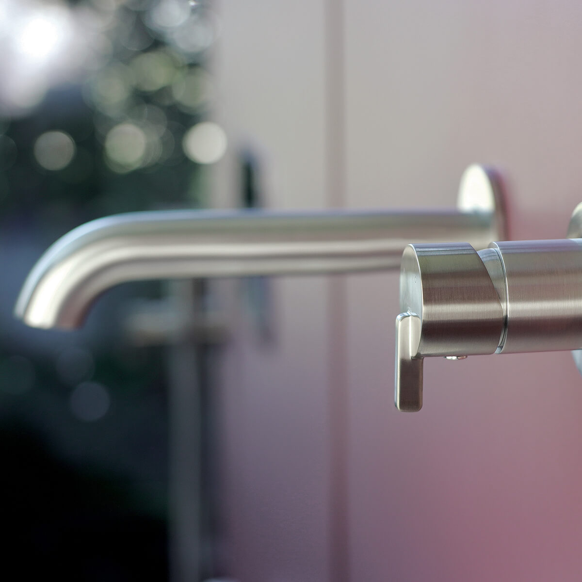 Harjatud-teras-seinapealne-valamusegisti-Deante-Silia-20.8-cm,-messing-1