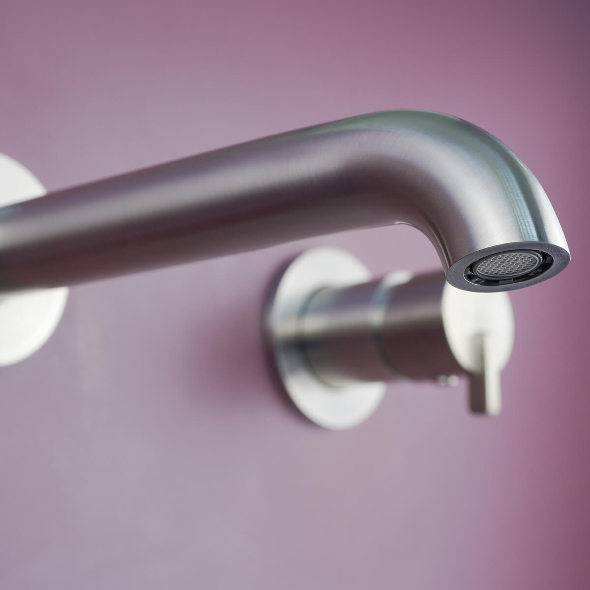 Harjatud-teras-seinapealne-valamusegisti-Deante-Silia-20.8-cm,-messing-2