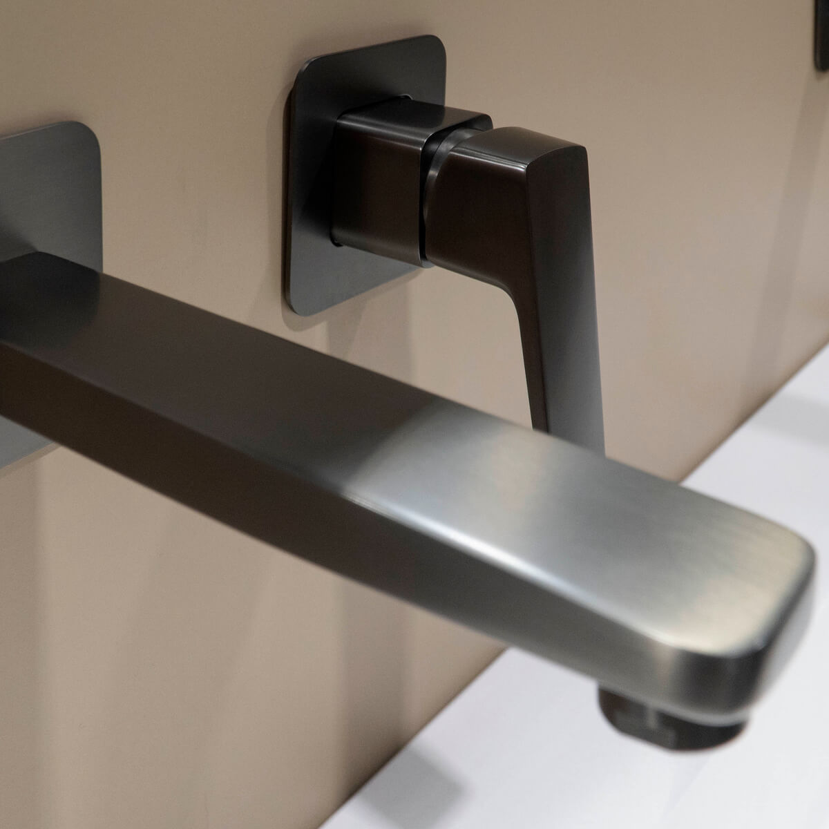 Titaanium-seinapealne-valamusegisti-Deante-Blur-20-cm,-messing-1