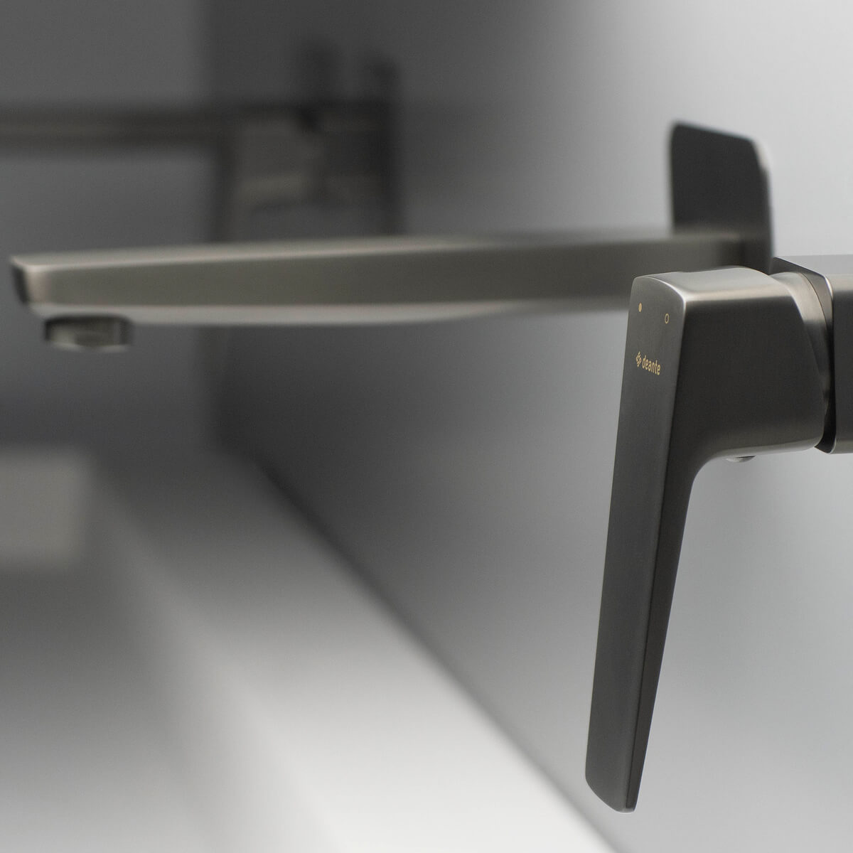 Titaanium-seinapealne-valamusegisti-Deante-Blur-20-cm,-messing-2