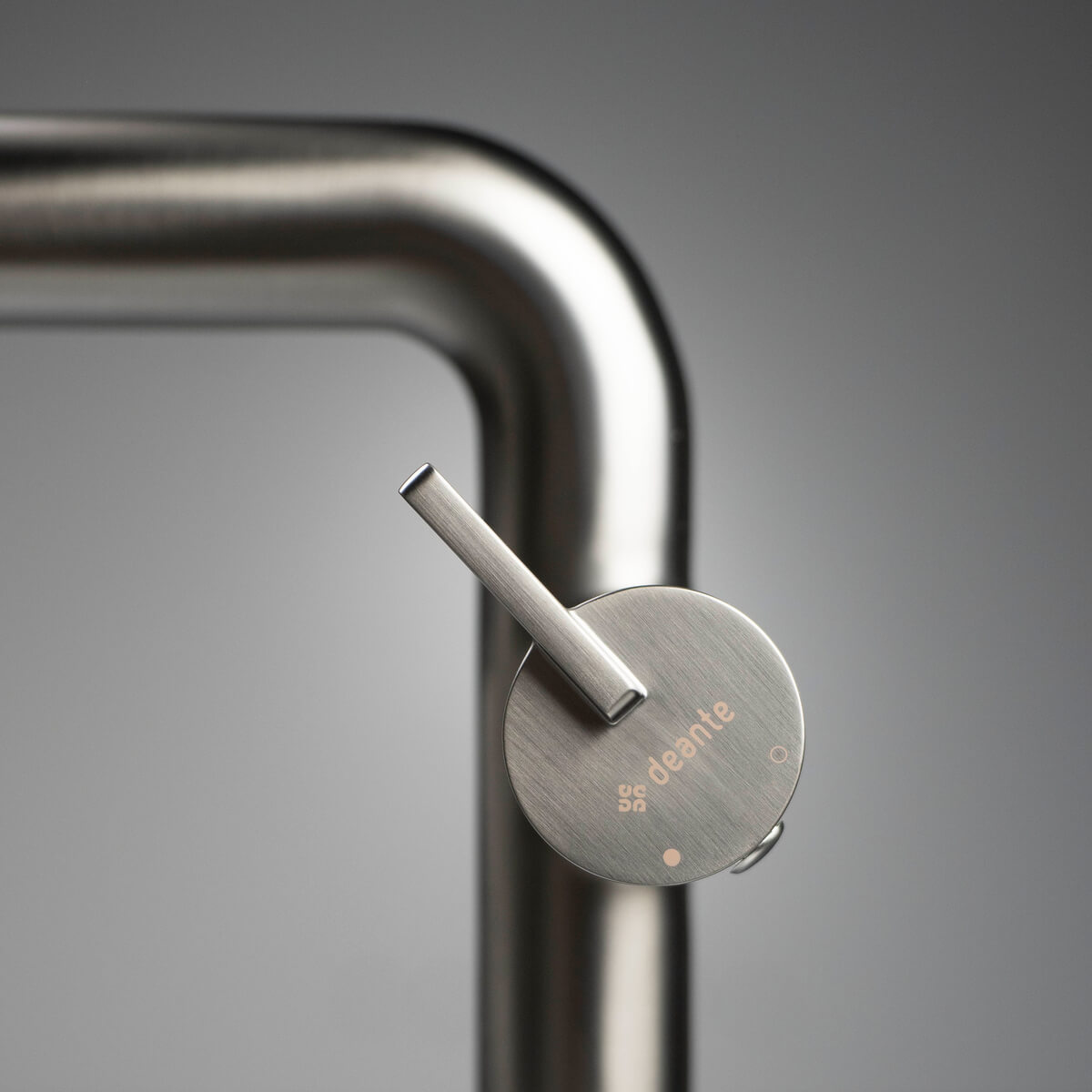 Titaanium-valamusegisti-Deante-Silia-30.5-cm,-messing-1