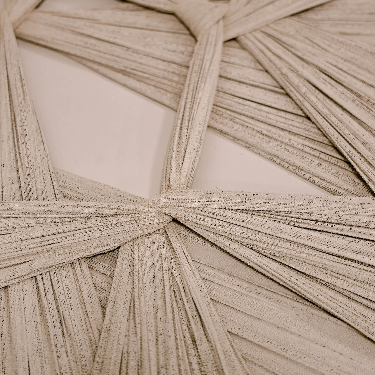 Põimunud-kanga-installatsioon-Knot-beež-80x80-cm,-raamiga-1
