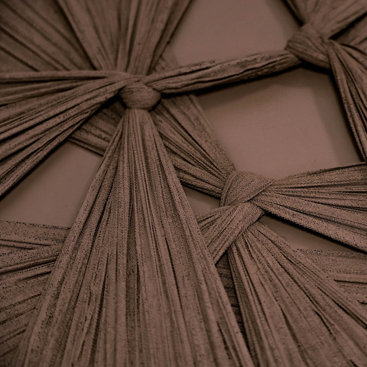Põimunud-kanga-installatsioon-Knot-pruun-80x80-cm,-raamiga-2