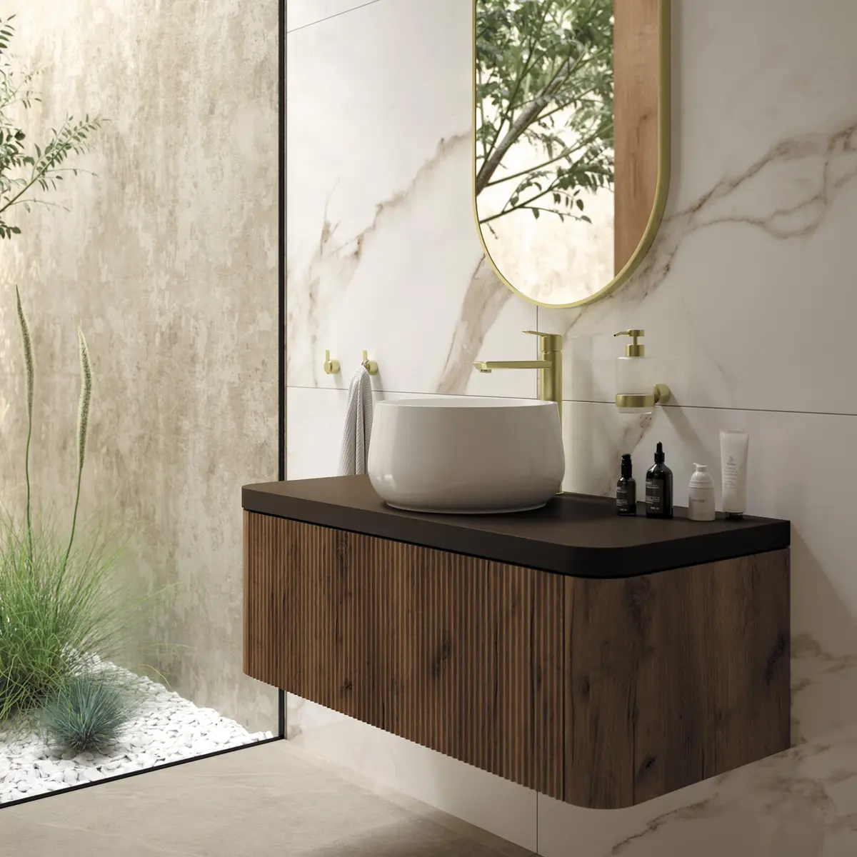 Asümmeetriline vannitoapeegel Deante Silia 500x1000 mm, harjatud kuldviimistlusega raam – vannitoa interjööris